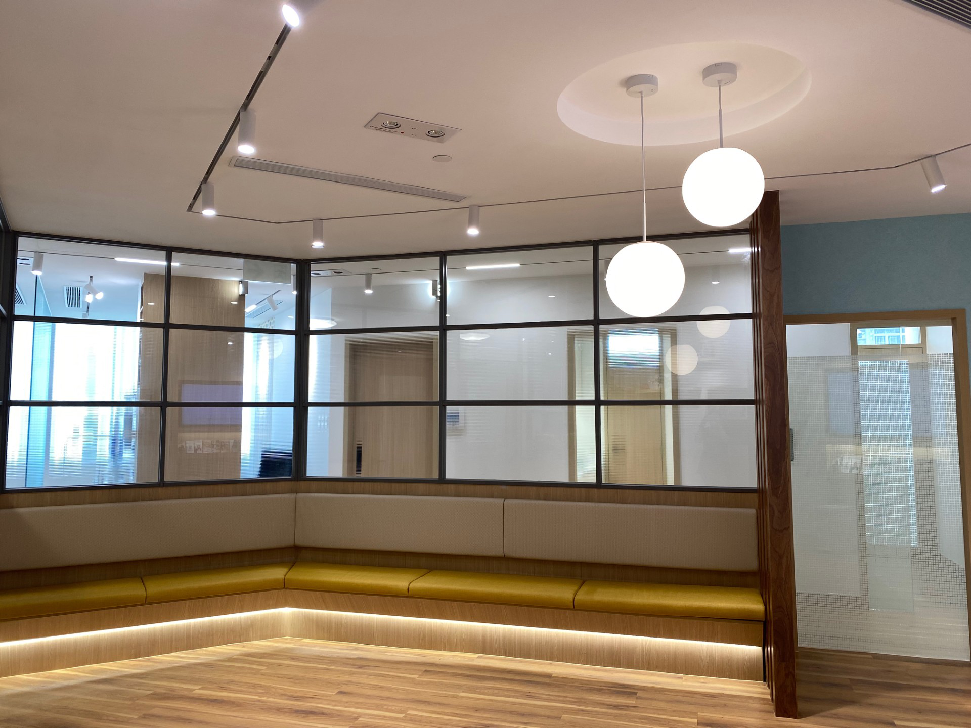 intro-slider-image-3